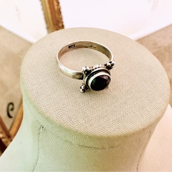 Vintage Sterling Silver Garnet Ring - Picture 3 of 10